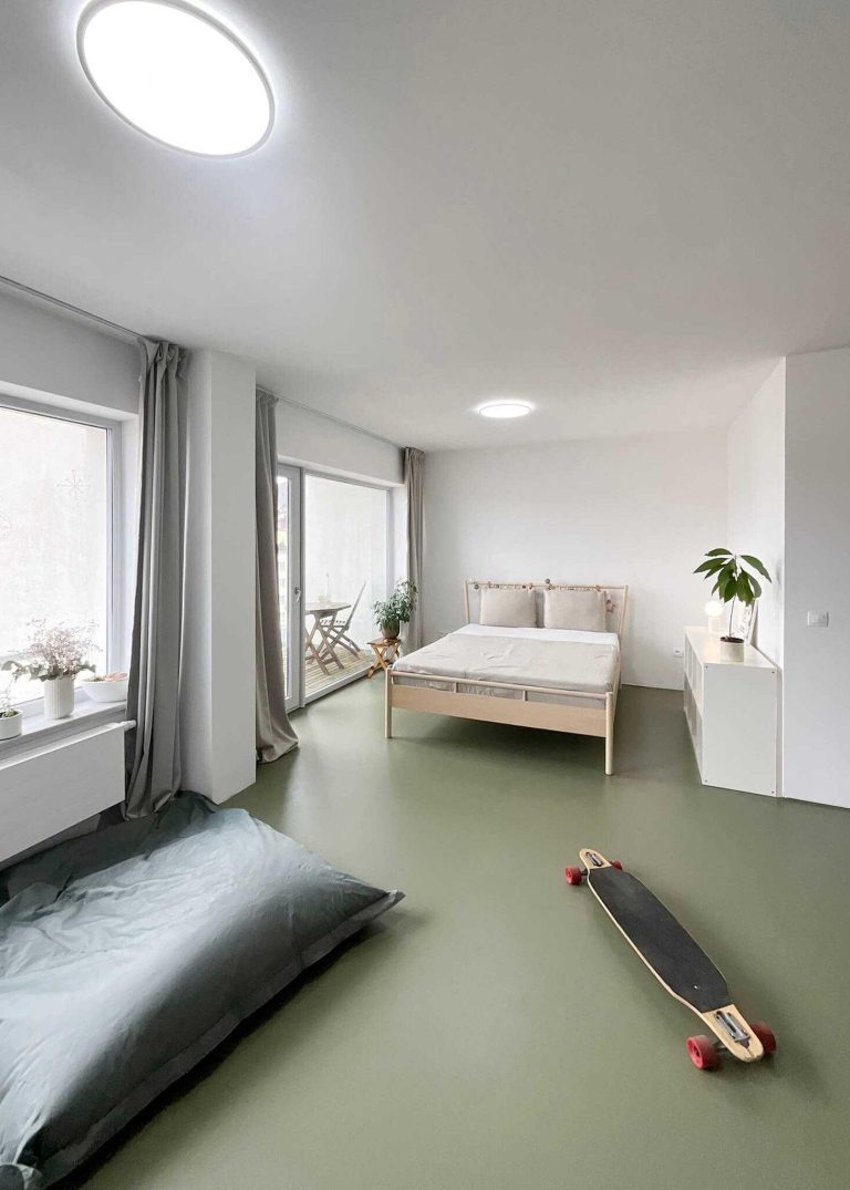Ložnice, stejně jako celý byt, je minimalistický a nechává vyniknout tradičnímu nábytku