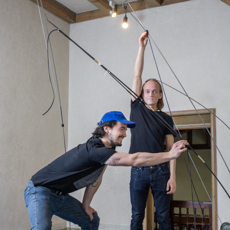 Lampa Tension vznikl jako DIY projekt pro Hornbach. Každý kutil si tu svou může sestavit a upravit sám
