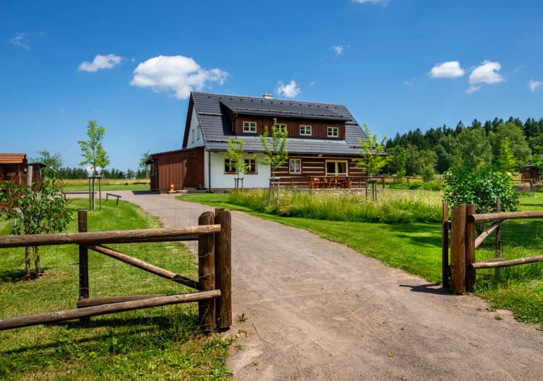 Vodní nádrž, restaurace, nebo třeba studánka? Vše v blízkosti Roubenky u Lišky