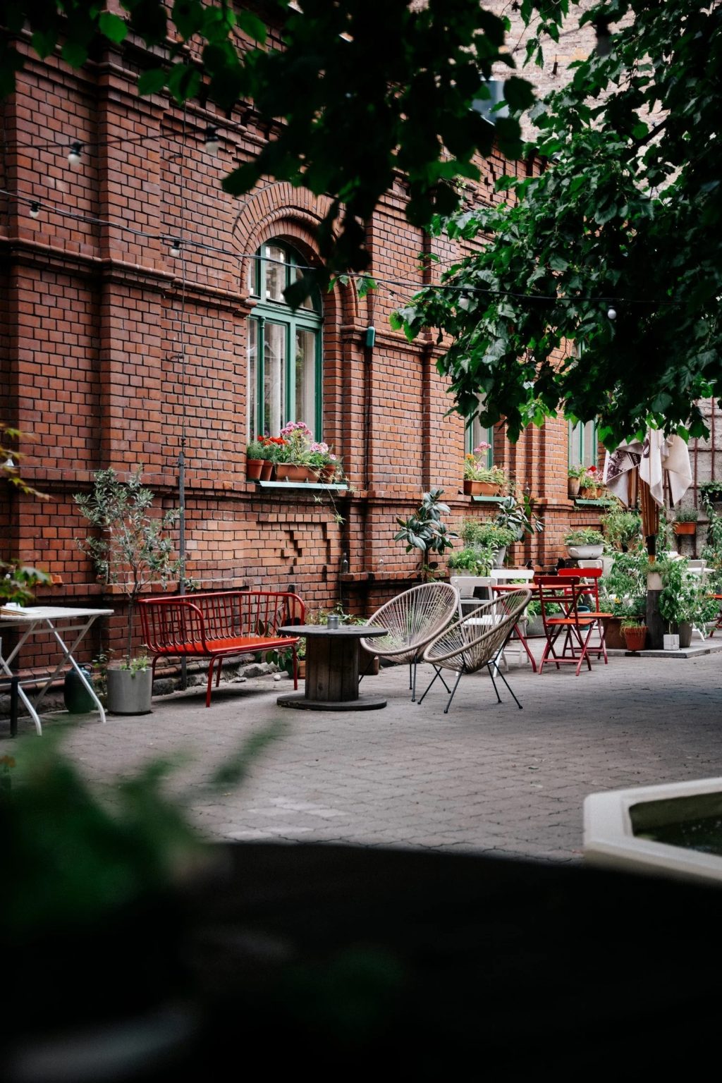 Stinná oáza uprostřed města. Bistro nabízí širokou škálu jídel, včetně vegetariánských a veganských alternativ. | Zdroj: Hugo Fogo Bistro | Zdroj: Hugo Fogo Bistro