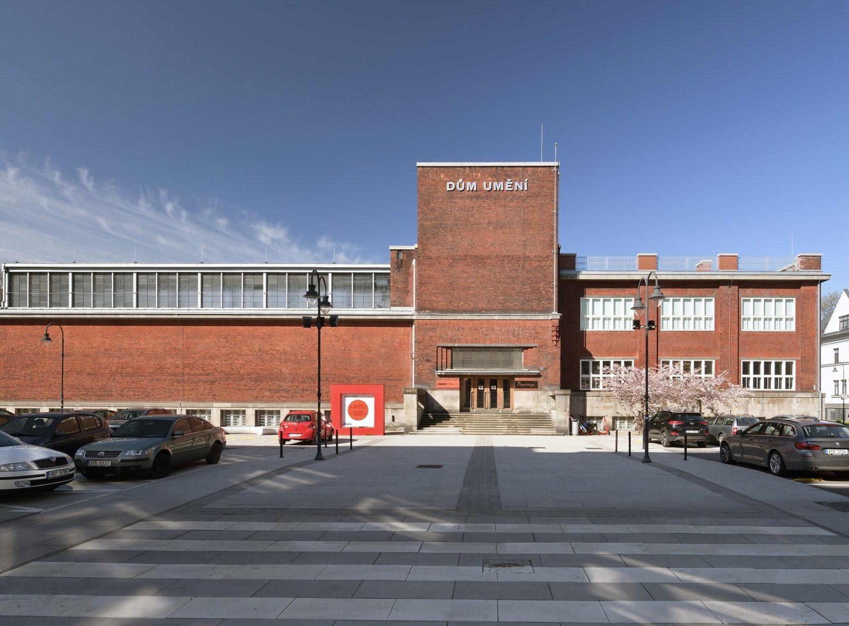 Červené cihlové stěny Domu umění zrcadlí architekturu místních hornických kolonií. Díky svému puristickému vzhledu a velkým plochám cihlových stěn je Dům umění výrazný v rámci okolní zástavby. | Zdroj: Galerie výtvarného umění v Ostravě, GVUO.