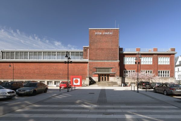 Červené cihlové stěny Domu umění zrcadlí architekturu místních hornických kolonií. Díky svému puristickému vzhledu a velkým plochám cihlových stěn je Dům umění výrazný v rámci okolní zástavby. | Zdroj: Galerie výtvarného umění v Ostravě, GVUO.