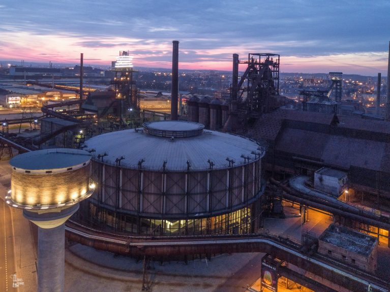 Dolní Vítkovice tvoří bývalý průmyslový areál Dolu Hlubina, koksovny a vysoké pece Vítkovických železáren. Areál je unikátní industriální památkou a nezaměnitelným symbolem Ostravy a celého Moravskoslezského kraje. | Zdroj: Dolní Vítkovice