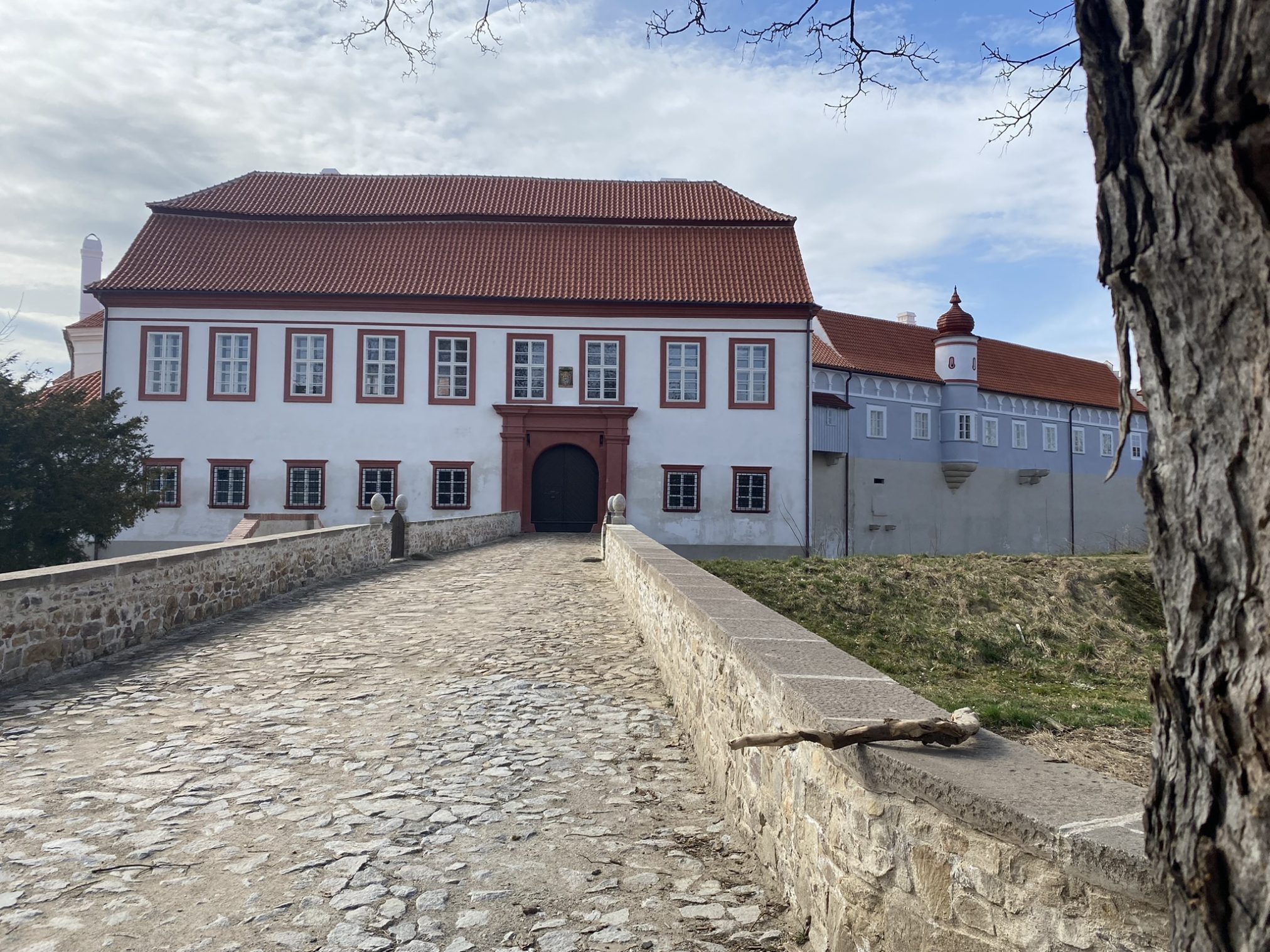 Areál zámku tvoří šest propojených budov, které dohromady vytvářejí dvě nádvoří.  V minulosti místo sloužilo jako letní sídlo pražského arcibiskupa.