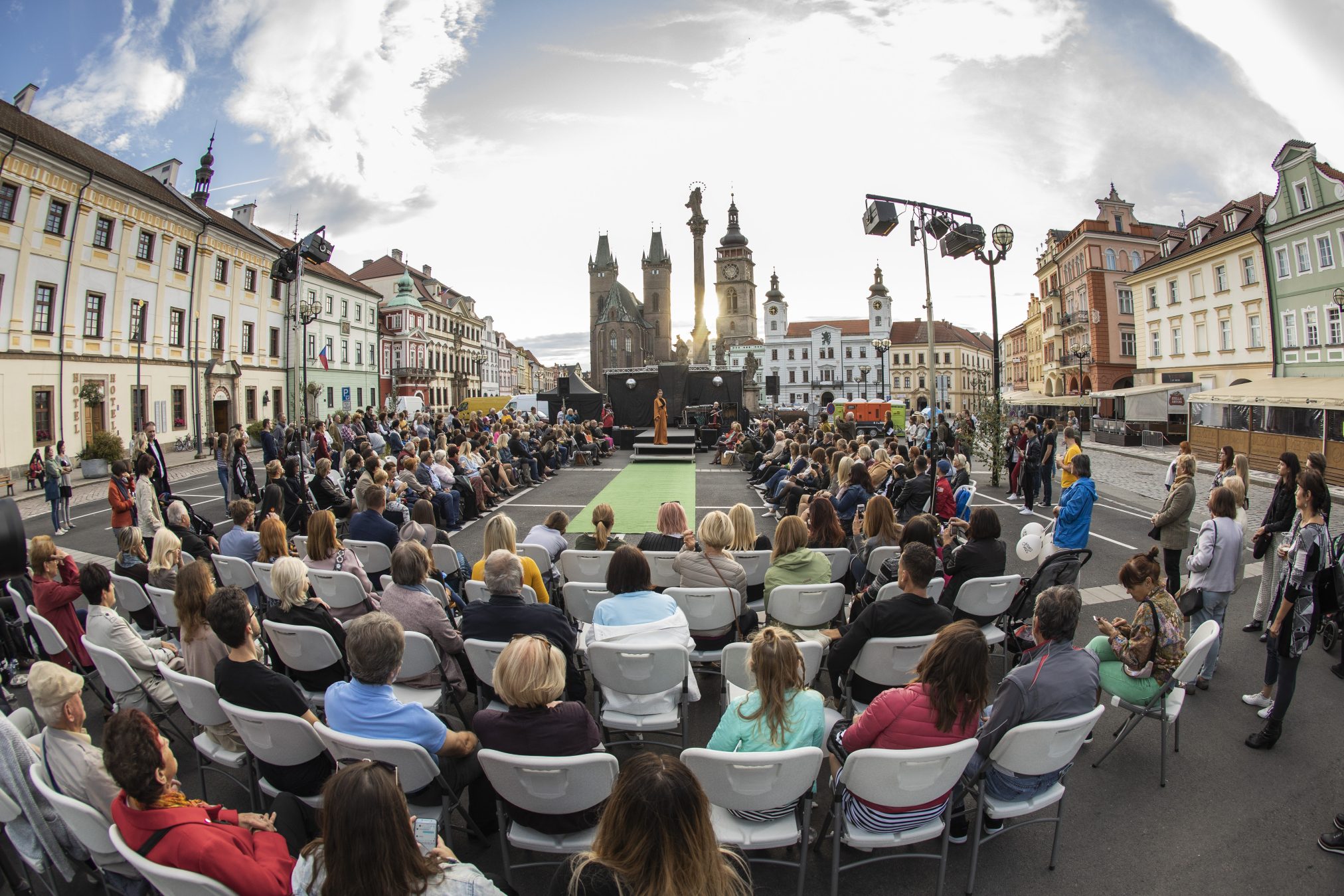 Festival designu a umění 2019. Na náměstí je běžně velké parkoviště