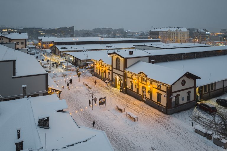 Tržnice je uzavřená pouze první a druhý svátek vánoční! Neváhejte tedy nasát vánoční atmosféru třeba o Štědrém dnu. Nebojte, v Tržnici mají i betlém.