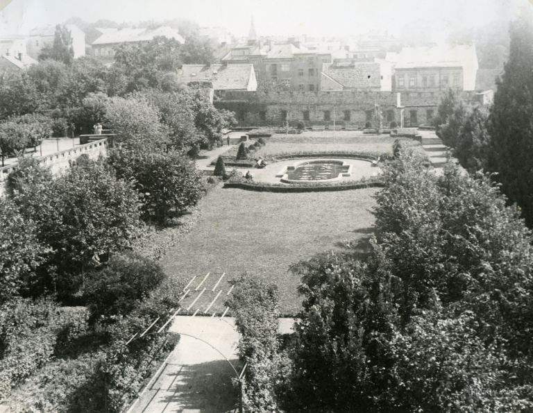 Do užší soutěže na realizaci nové podoby byli přizváni zahradní architekt Bohumil Duchač-Vyskočil z Prahy a architekt Čeněk Musil.