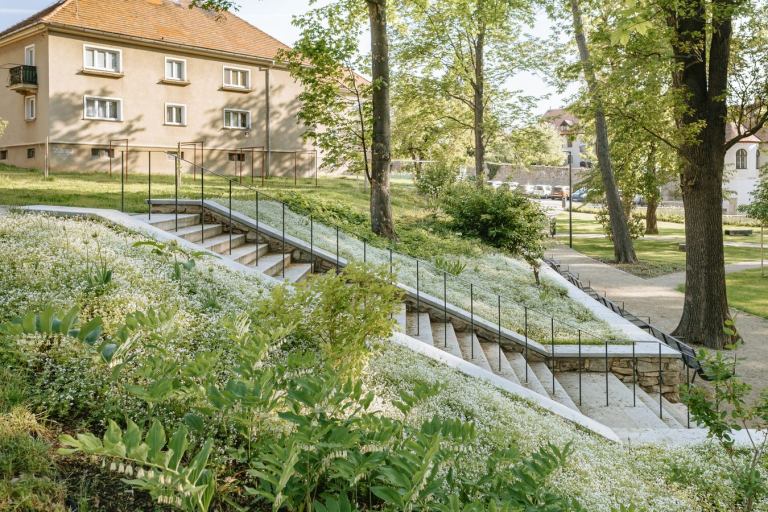 Zpevněné plochy a schodiště umožňují celoroční pobyt v parku, průchod všemi směry od centra k novodobé okolní zástavbě a sousednímu letnímu kinu.