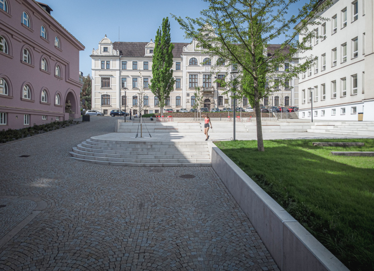 Ve střední části prostranství se nacházejí pobytové schody, kde se konají společenské i kulturní akce.