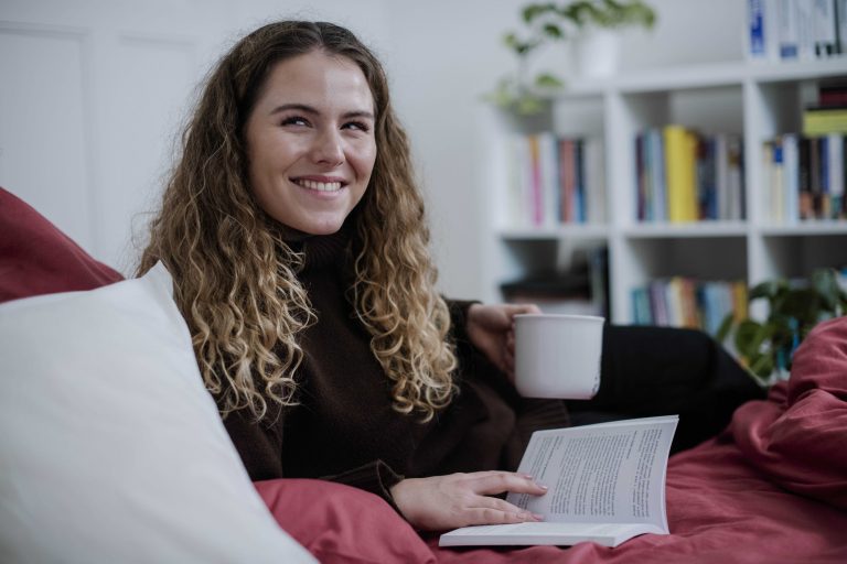 Díky studiu psychologie je plná knížek nejen ložnice, ale celý Janin byt. Foto: Anželika Rybak