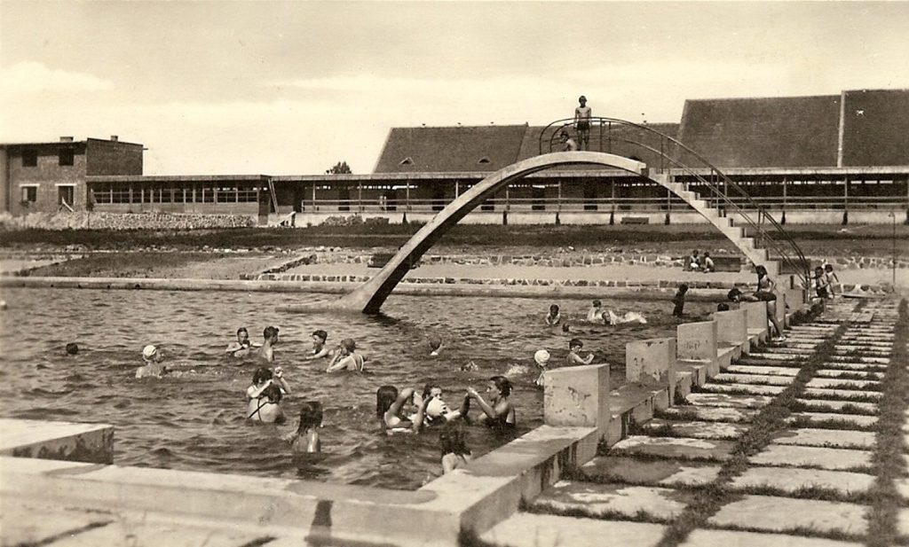 Koupaliště před dostavbou budovy převlékáren a restaurace, 1948 |  Zdroj: lam.litomysl.cz, © Soukromý archiv Lenky Backové