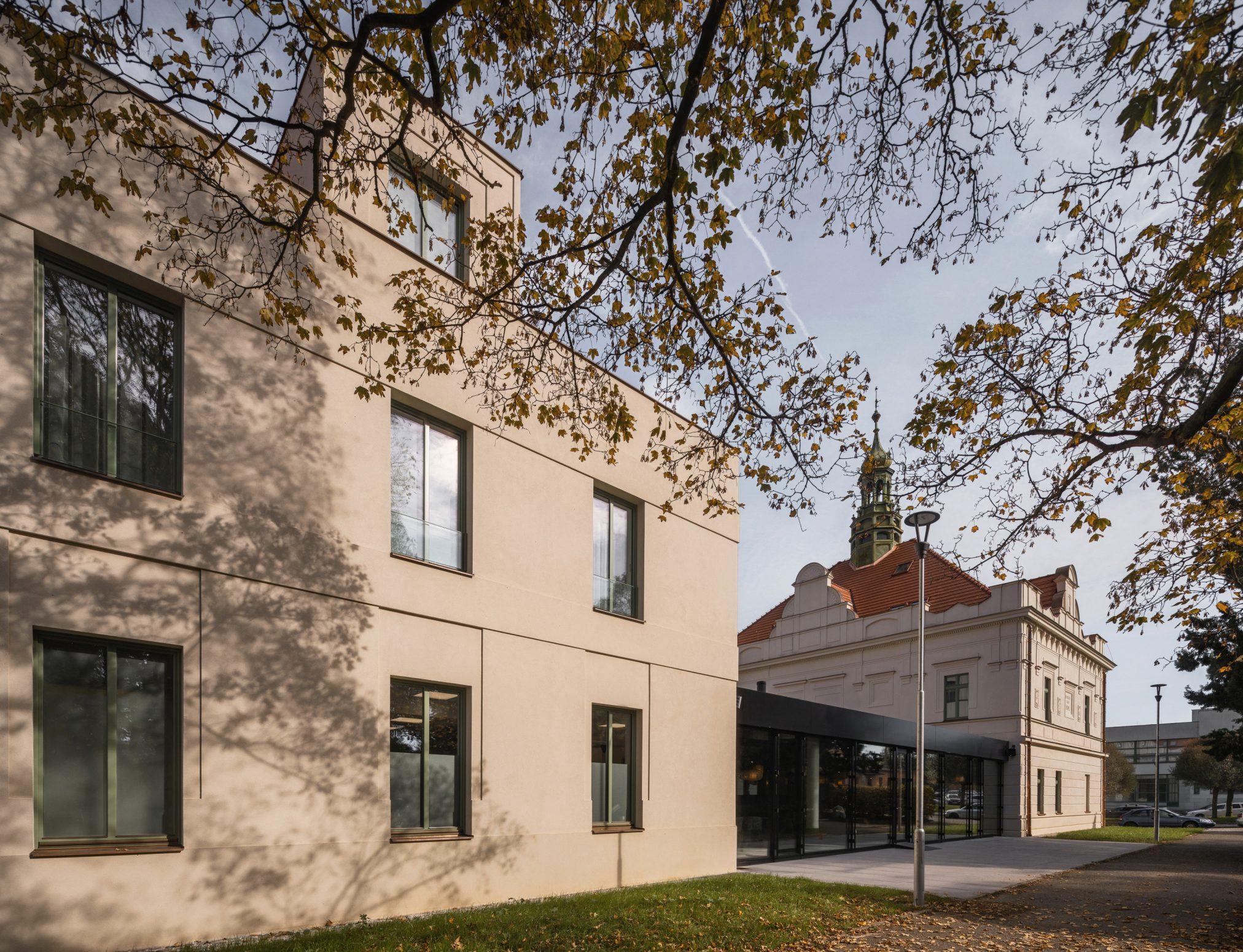 Villa volně navazuje na park.