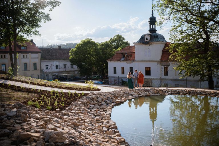 Přilehlý areál zámku v Tmani nabízí i jezírko